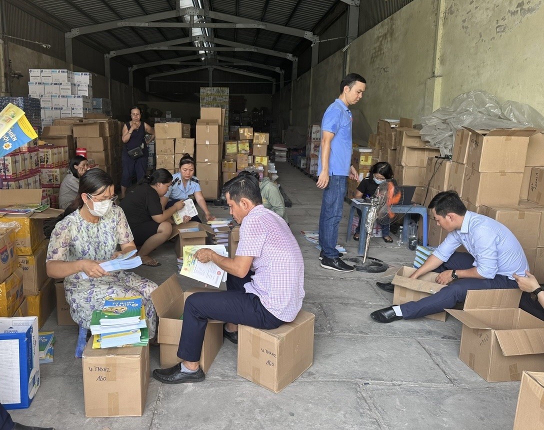 Lực lượng Quản lý thị trường tỉnh Sóc Trăng kiểm tra một cửa hàng sách trên địa bàn - Ảnh Cục Quản lý thị trường tỉnh Sóc Trăng. Lực lượng Quản lý thị trường tỉnh Sóc Trăng kiểm tra một cửa hàng sách trên địa bàn - Ảnh Cục Quản lý thị trường tỉnh Sóc Trăng.