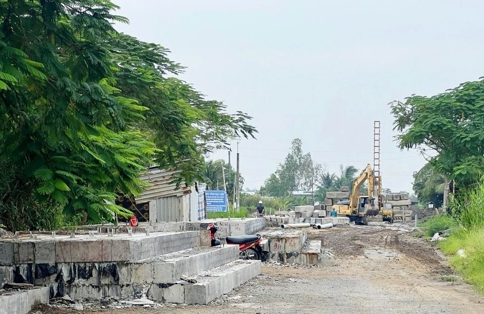 Các công nhân đang thi công tuyến đường Phước Long - Ba Đình - Ảnh BLO. Bạc Liêu Các công nhân đang thi công tuyến đường Phước Long - Ba Đình - Ảnh BLO.