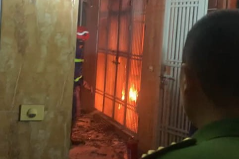 Hỏa hoạn xảy ra vào ban đêm, rất may lực lượng chức năng đã kịp thời dập tắt đám cháy không để cháy lan. Hỏa hoạn xảy ra vào ban đêm, rất may lực lượng chức năng đã kịp thời dập tắt đám cháy không để cháy lan.