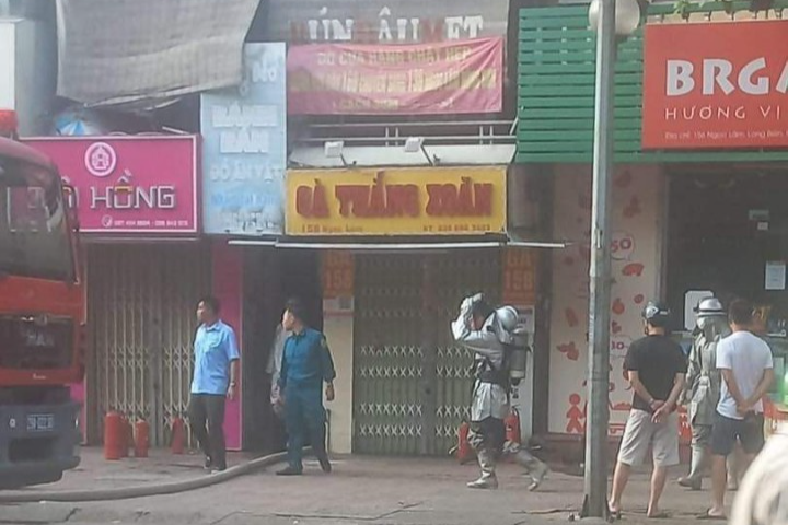 Lực lượng chức năng đưa nhiều xe cứu hỏa đến hiện trường chữa cháy. Lực lượng chức năng đưa nhiều xe cứu hỏa đến hiện trường chữa cháy.