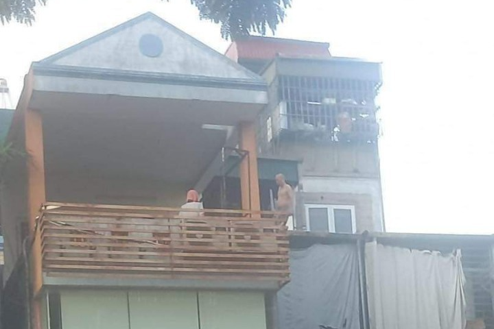 Người dân leo sang nhà bên cạnh để tháo chạy khi phát hiện cháy. Người dân leo sang nhà bên cạnh để tháo chạy khi phát hiện cháy.