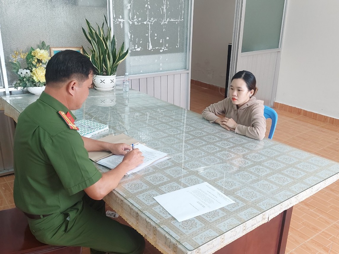 Đối tượng Nguyễn Thị Trang Anh tại cơ quan Công an - Ảnh Công an tỉnh Sóc Trăng. Đối tượng Nguyễn Thị Trang Anh tại cơ quan Công an - Ảnh Công an tỉnh Sóc Trăng.