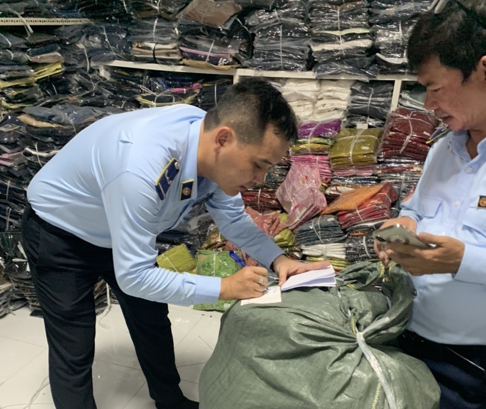 Cà Mau: Đột kích kho hàng của Nguyễn Mai Store, thu giữ 10 tấn hàng hóa vi phạm