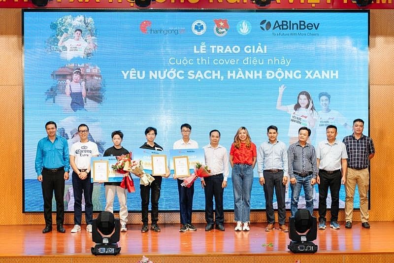 Ông Trương Văn Toàn - Giám đốc pháp Lý và Đối ngoại khu vực Đông Nam Á công ty TNHH Bia AB InBev Việt Nam cùng BTC, khách mời và thí sinh đạt giải cùng chụp hình lưu niệm Ông Trương Văn Toàn - Giám đốc pháp Lý và Đối ngoại khu vực Đông Nam Á công ty TNHH Bia AB InBev Việt Nam cùng BTC, khách mời và thí sinh đạt giải cùng chụp hình lưu niệm
