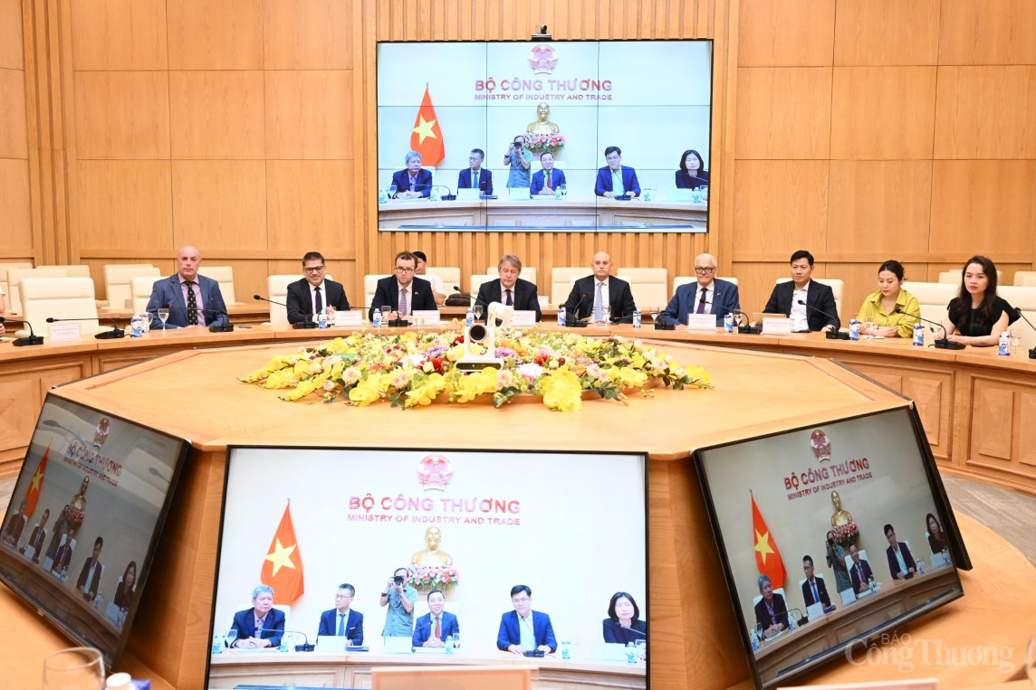 Thứ trưởng Nguyễn Hoàng Long làm việc với Phòng Thương mại Anh Quốc tại Việt Nam