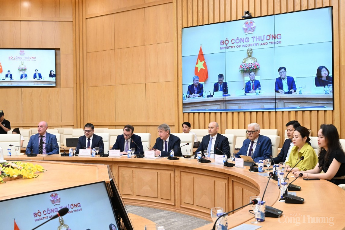 Thứ trưởng Nguyễn Hoàng Long làm việc với Phòng Thương mại Anh Quốc tại Việt Nam