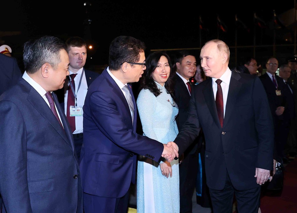 Đại biểu Việt Nam tiễn Tổng thống Liên bang Nga Vladimir Putin tại sân bay quốc tế Nội Bài (Hà Nội). (Ảnh: TTXVN) tong thong putin tham viet nam_4.jpg
