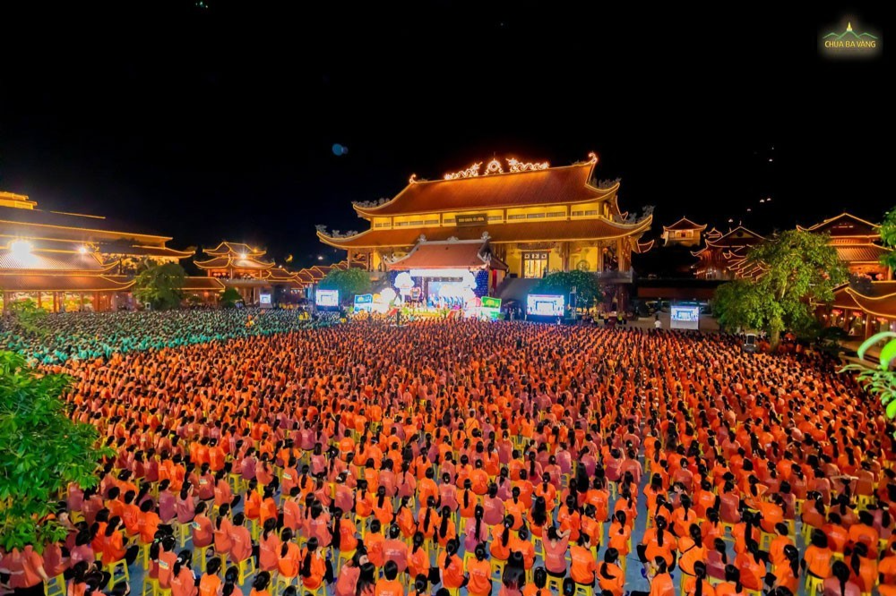 Khóa tu mùa Hè vừa rồi của chùa Ba Vàng đã để lại nhiều ý kiến trái chiều (Ảnh: Chùa Ba Vàng) Khóa tu mùa Hè vừa rồi của chùa Ba Vàng đã để lại nhiều ý kiến trái chiều (Ảnh: Chùa Ba Vàng)