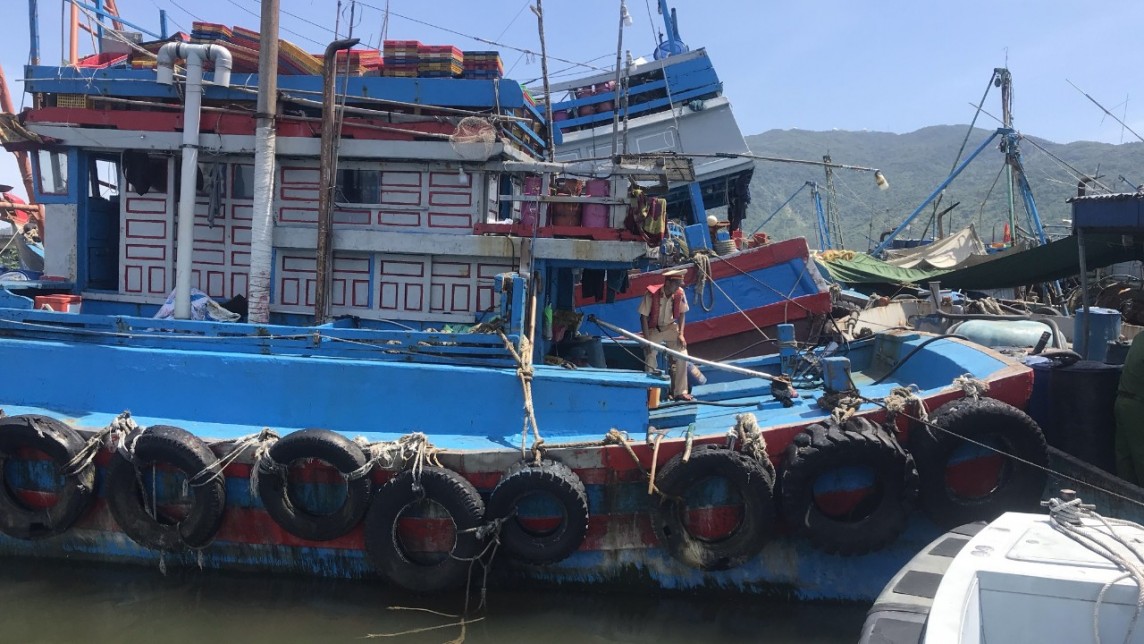 đang thực hiện hành vi bơm dầu cho 02 tàu cá biển kiểm soát QNg-98836TS và QNg-98848TS có dấu hiệu mua bán dầu trái phép. đang thực hiện hành vi bơm dầu cho 02 tàu cá biển kiểm soát QNg-98836TS và QNg-98848TS có dấu hiệu mua bán dầu trái phép.