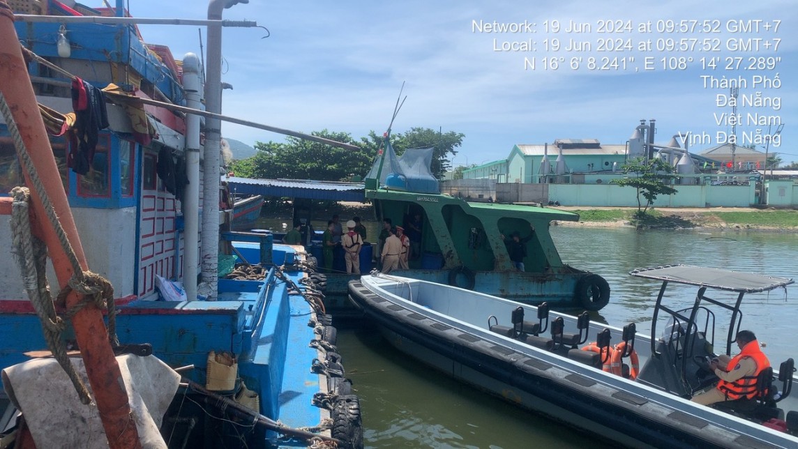 Lực lượng chức năng đang tiến hành xác minh xử lý theo quy định. Ảnh: CACC Lực lượng chức năng đang tiến hành xác minh xử lý theo quy định. Ảnh: CACC