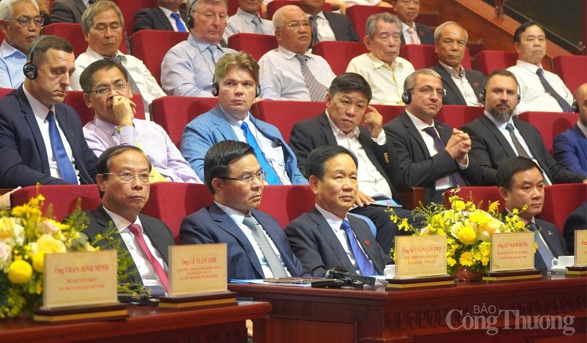 Các đại biểu tham dự buổi lễ - Các đại biểu tham dự buổi lễ -