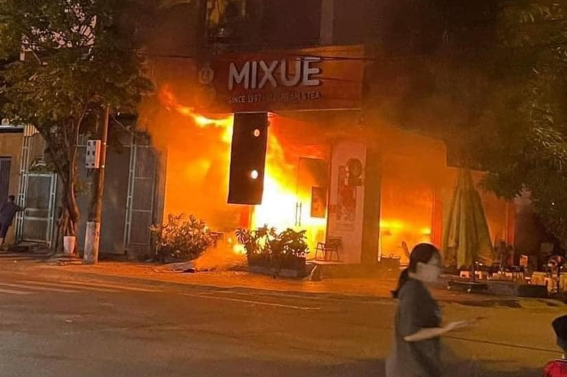 Hỏa hoạn đã thiêu rụi nhiều vật dụng trong quán. Hỏa hoạn đã thiêu rụi nhiều vật dụng trong quán.