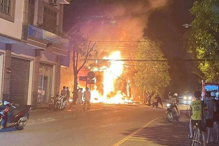 Cháy quán kem Mixue khiến lửa bùng lên dữ dội đỏ rực cả góc trời. Cháy quán kem Mixue khiến lửa bùng lên dữ dội đỏ rực cả góc trời.