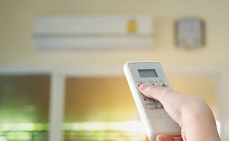 Trong những ngày hè nóng cực điểm như thế này, quạt hay điều hòa là thiết bị làm mát không thể thiếu trong mỗi gia đình Trong những ngày hè nóng cực điểm như thế này, quạt hay điều hòa là thiết bị làm mát không thể thiếu trong mỗi gia đình