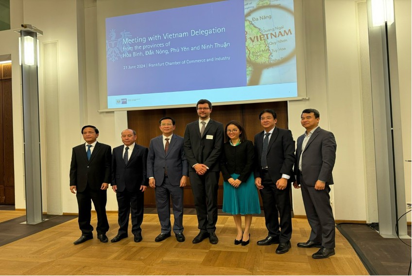 Đồng chí PCT UBND tỉnh Nguyễn Long Biên, đồng chí Phó Cục trưởng Cục Ngọa vụ - Bộ Ngoại giao Trần Thị Thu Thìn, đồng chí TLS Việt Nam tại Frankrut Lưu Xuân Đồng cùng các đại biểu chụp ảnh lưu niệm tại buổi làm việc với Phòng Thương mại và Công nghiệp Frankfurt (IHK) Đồng chí PCT UBND tỉnh Nguyễn Long Biên, đồng chí Phó Cục trưởng Cục Ngọa vụ - Bộ Ngoại giao Trần Thị Thu Thìn, đồng chí TLS Việt Nam tại Frankrut Lưu Xuân Đồng cùng các đại biểu chụp ảnh lưu niệm tại buổi làm việc với Phòng Thương mại và Công nghiệp Frankfurt (IHK)