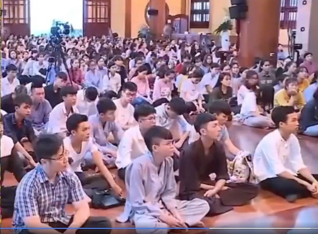 Nhiều người được nghe Đại đức Thích Trúc Thái Minh truyền giảng “một cô giáo về nhà bạn gái chơi, làm sao qua một đêm cô biến thành nam giới và cô mọc ra cái của nam giới”. (Ảnh cắt từ clip). Nhiều người được nghe Đại đức Thích Trúc Thái Minh truyền giảng “một cô giáo về nhà bạn gái chơi, làm sao qua một đêm cô biến thành nam giới và cô mọc ra cái của nam giới”. (Ảnh cắt từ clip).