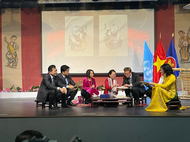 Các đại biểu trải nghiệm làm tranh dân gian Đông Hồ Các đại biểu trải nghiệm làm tranh dân gian Đông Hồ