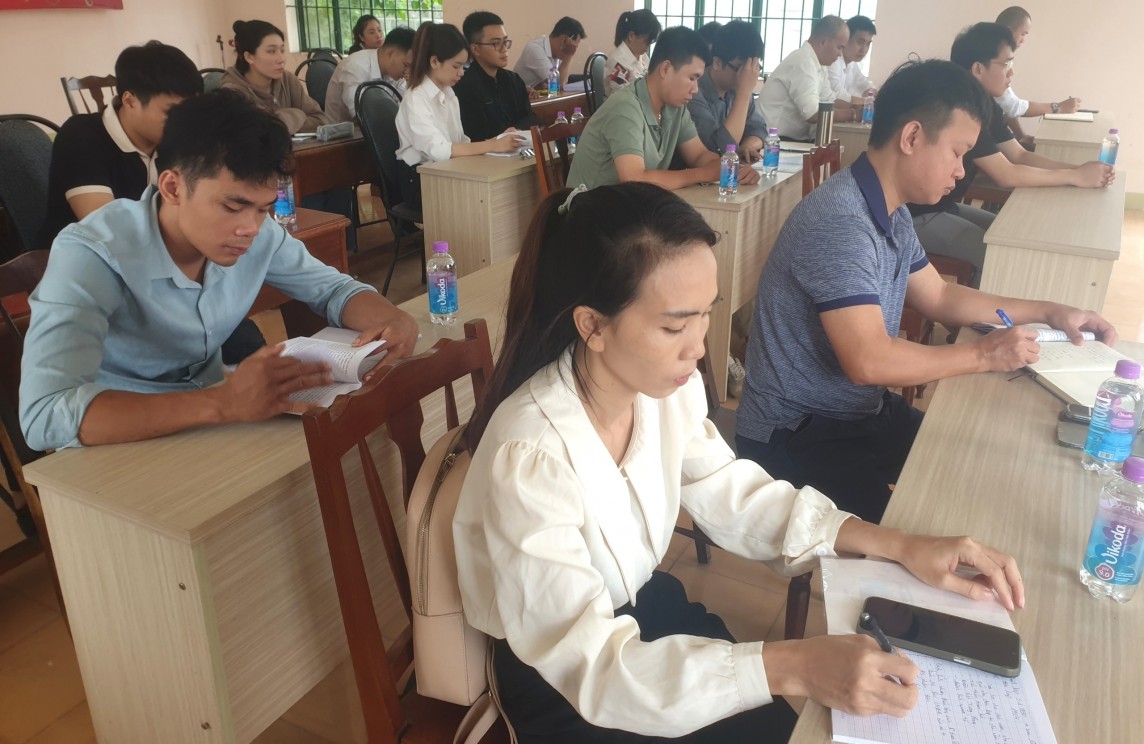 Các học viên tham gia lớp bồi dưỡng nhận thức về Đảng. Ảnh: T.X Các học viên tham gia lớp bồi dưỡng nhận thức về Đảng. Ảnh: T.X