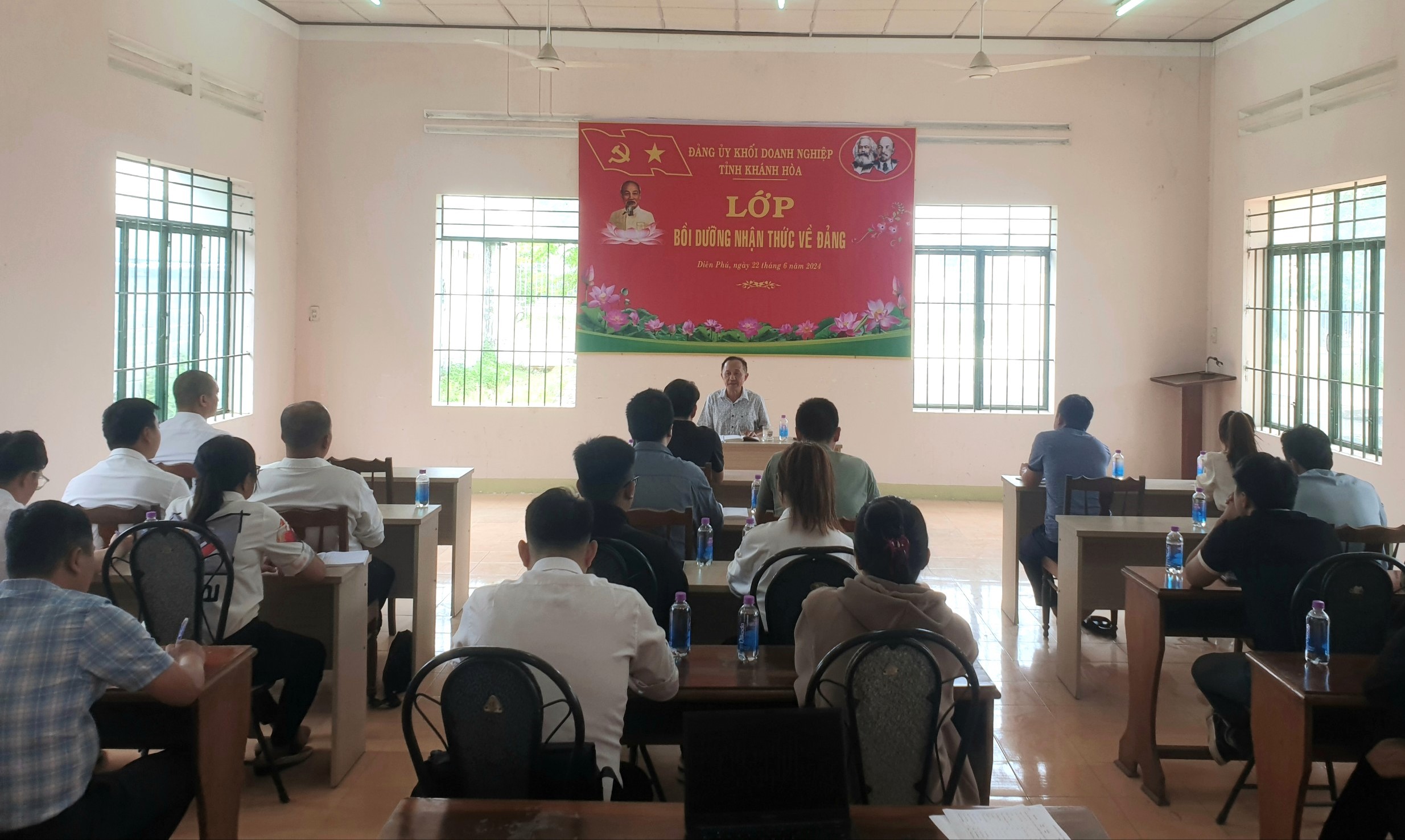 Quang cảnh lớp bồi dưỡng. Ảnh: T.X Quang cảnh lớp bồi dưỡng. Ảnh: T.X