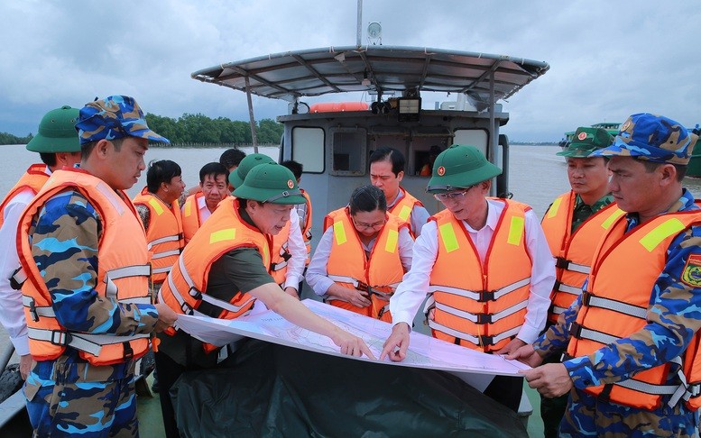 Phó Thủ tướng Trần Hồng Hà khảo sát khu vực chuẩn bị cấp phép khai thác cát ở sông Hàm Luông, tỉnh Bến Tre Phó Thủ tướng Trần Hồng Hà khảo sát khu vực chuẩn bị cấp phép khai thác cát ở sông Hàm Luông, tỉnh Bến Tre