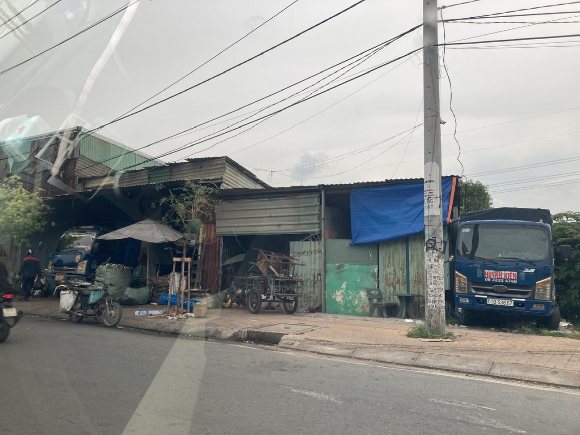 Nhà xây dựng trái phép kế bên Công ty Khang Phúc địa chỉ 807 Trần Văn Giàu, phường Tân Tạo A (Ảnh: Ngân Nga). TP. Hồ Chí Minh Nhà xây dựng trái phép kế bên Công ty Khang Phúc địa chỉ 807 Trần Văn Giàu, phường Tân Tạo A (Ảnh: Ngân Nga).