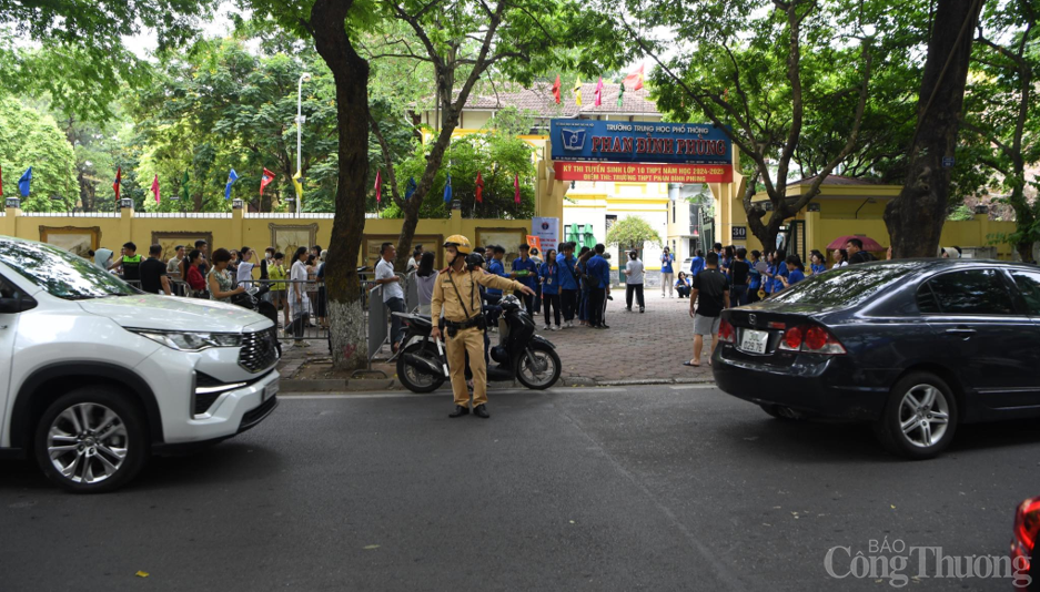 Thành đoàn Hà Nội huy động gần 5.000 tình nguyện viên tham gia hỗ trợ thí sinh tại các điểm thi. Thành đoàn Hà Nội huy động gần 5.000 tình nguyện viên tham gia hỗ trợ thí sinh tại các điểm thi.