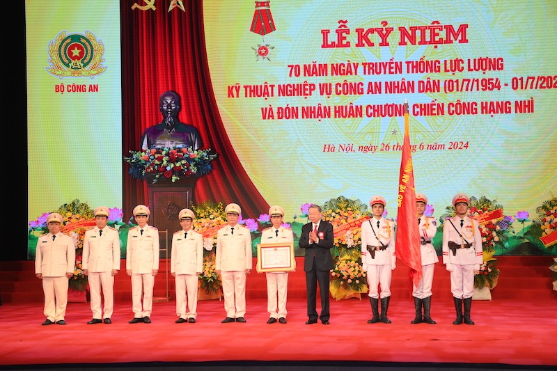 Chủ tịch nước Tô Lâm trao phần thưởng cao quý tặng lực lượng Kỹ thuật nghiệp vụ CAND Chủ tịch nước Tô Lâm trao phần thưởng cao quý tặng lực lượng Kỹ thuật nghiệp vụ CAND