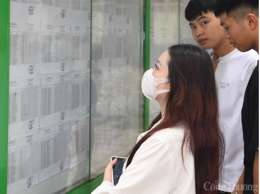 Chiều nay 26/6, các thí sinh đã làm thủ tục chuẩn bị cho kỳ thi tốt nghiệp THPT năm 2024.