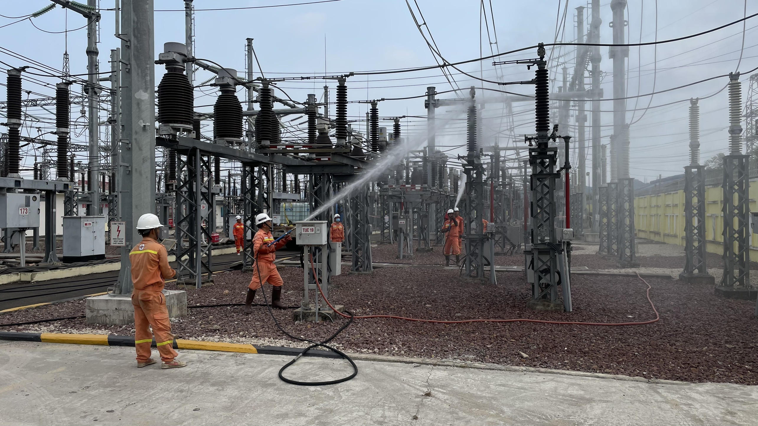 Vệ sinh hotline tại TBA 220kV Quy Nhơn. Ảnh: M.H Vệ sinh hotline tại TBA 220kV Quy Nhơn. Ảnh: M.H