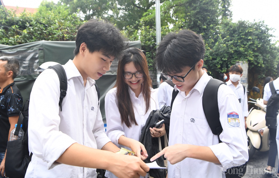 Các thí sinh đã kết thúc ngày thi đầu tiên với 2 môn Ngữ văn và Toán. Các thí sinh đã kết thúc ngày thi đầu tiên với 2 môn Ngữ văn và Toán.