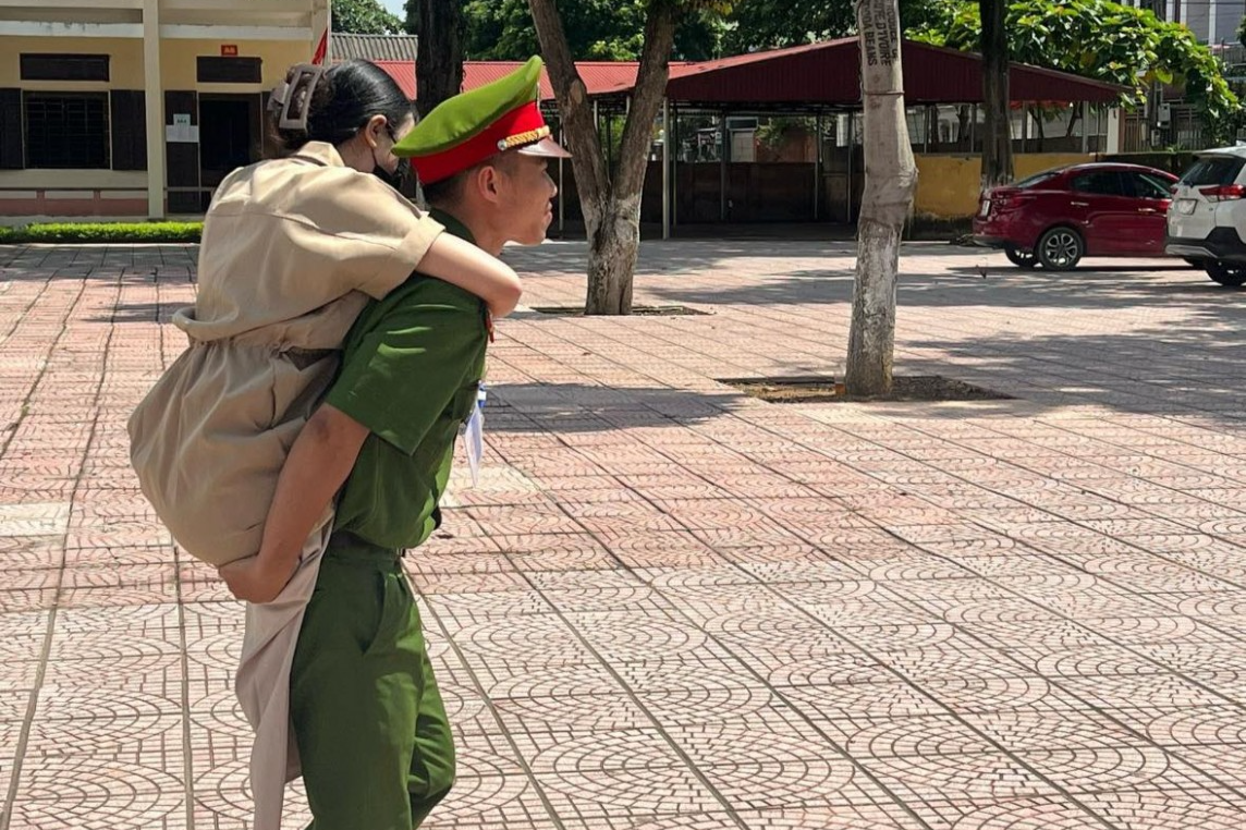 Hình ảnh cán bộ Công an cõng nữ sinh vào phòng thi ở Phú Thọ gây sốt cộng đồng mạng với mưa bình luận. Hình ảnh cán bộ Công an cõng nữ sinh vào phòng thi ở Phú Thọ gây sốt cộng đồng mạng với mưa bình luận.