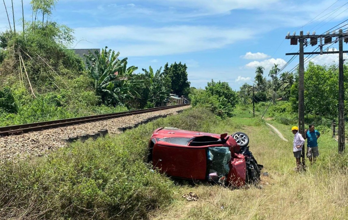 Tỉnh Quảng Nam: Băng qua đường sắt, xe ô tô bị tàu hoả tông trực diện