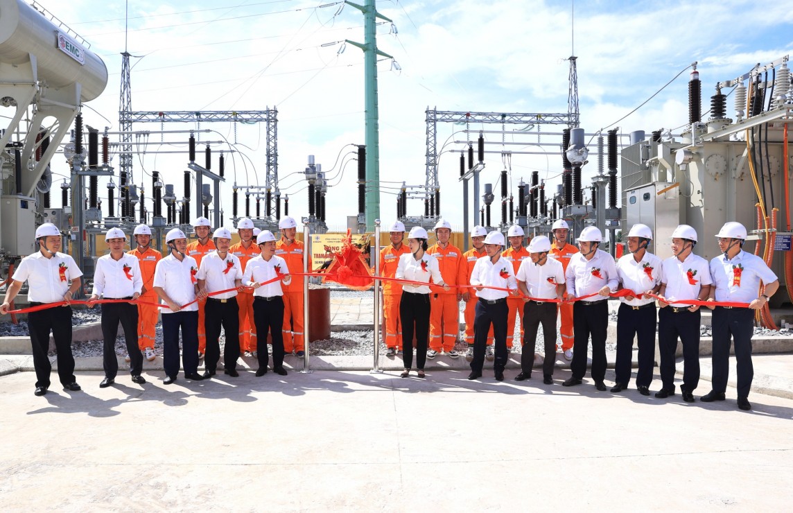 Các đại biểu thực hiện nghi lễ kéo băng khánh thành công trình TBA 110kV Yên Lạc Các đại biểu thực hiện nghi lễ kéo băng khánh thành công trình TBA 110kV Yên Lạc
