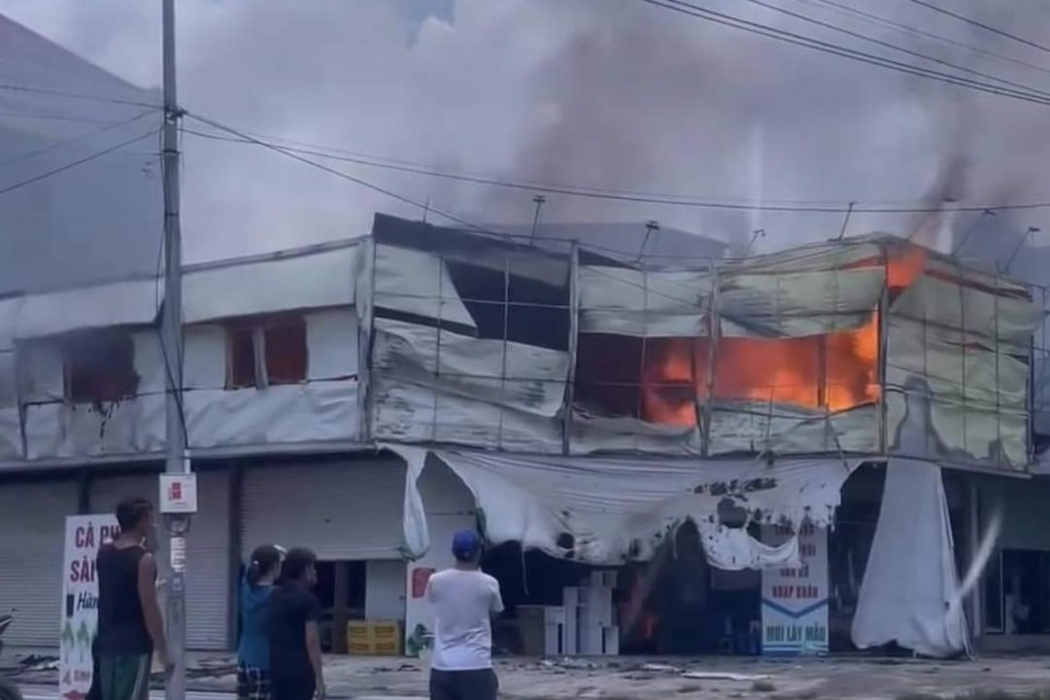 Hỏa hoạn tại một nhà xưởng ở Yên Phong, Bắc Ninh khiến khói đen mù trời. Hỏa hoạn tại một nhà xưởng ở Yên Phong, Bắc Ninh khiến khói đen mù trời.