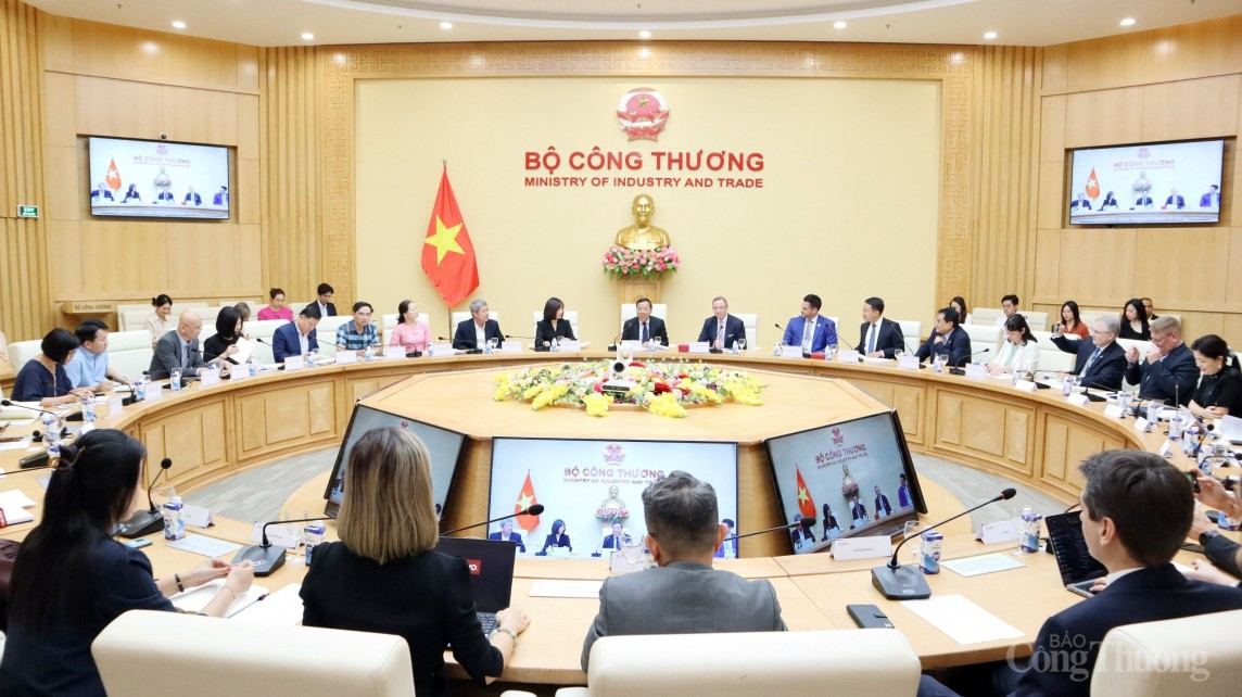 Thứ trưởng Nguyễn Hoàng Long làm việc với Phái Đoàn Hội đồng Kinh doanh châu Âu - ASEAN