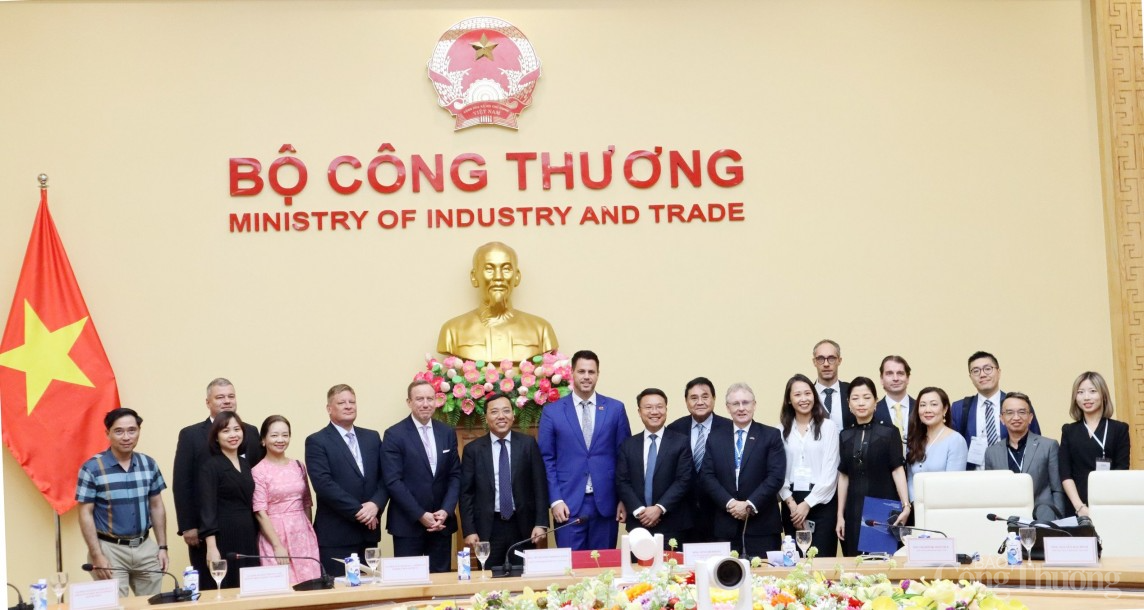 Thứ trưởng Nguyễn Hoàng Long làm việc với Phái Đoàn Hội đồng Kinh doanh châu Âu - ASEAN