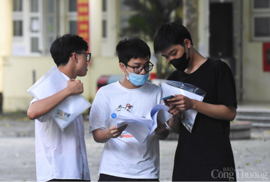 Thí sinh so sánh đáp án môn Toán. Thí sinh so sánh đáp án môn Toán.