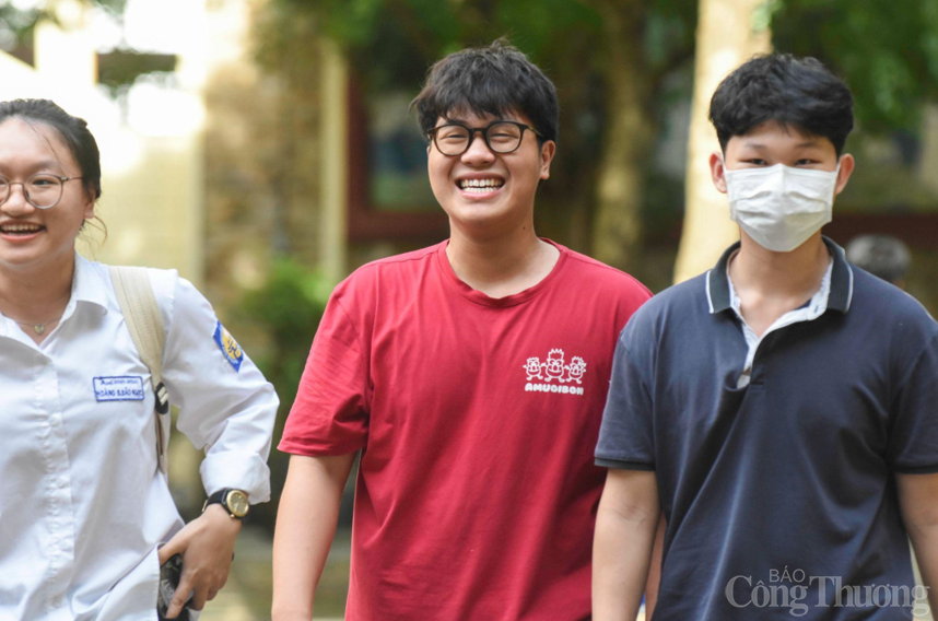 Thí sinh nở nụ cười sau khi hoàn thành môn thi cuối cùng ngày 27/6. Thí sinh nở nụ cười sau khi hoàn thành môn thi cuối cùng ngày 27/6.