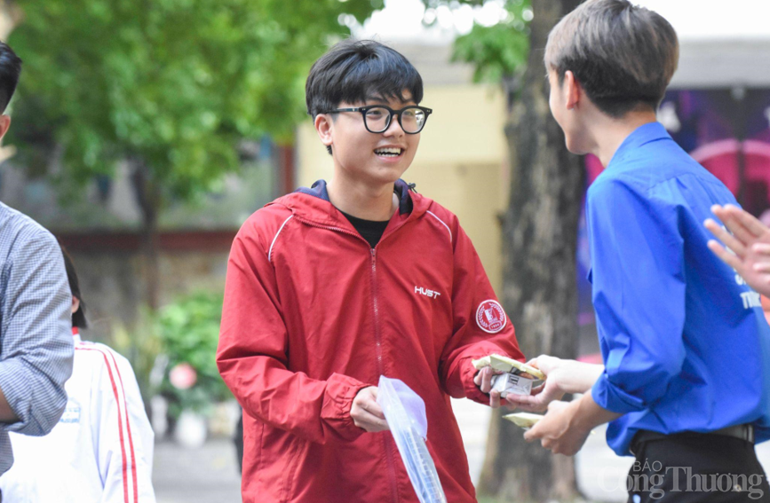 Em Hải Nam, học sinh trường THPT Phạm Hồng Thái, mặc đồng phục Đại học Bách Khoa Hà Nội để “lấy vía”. Em Hải Nam, học sinh trường THPT Phạm Hồng Thái, mặc đồng phục Đại học Bách Khoa Hà Nội để “lấy vía”.