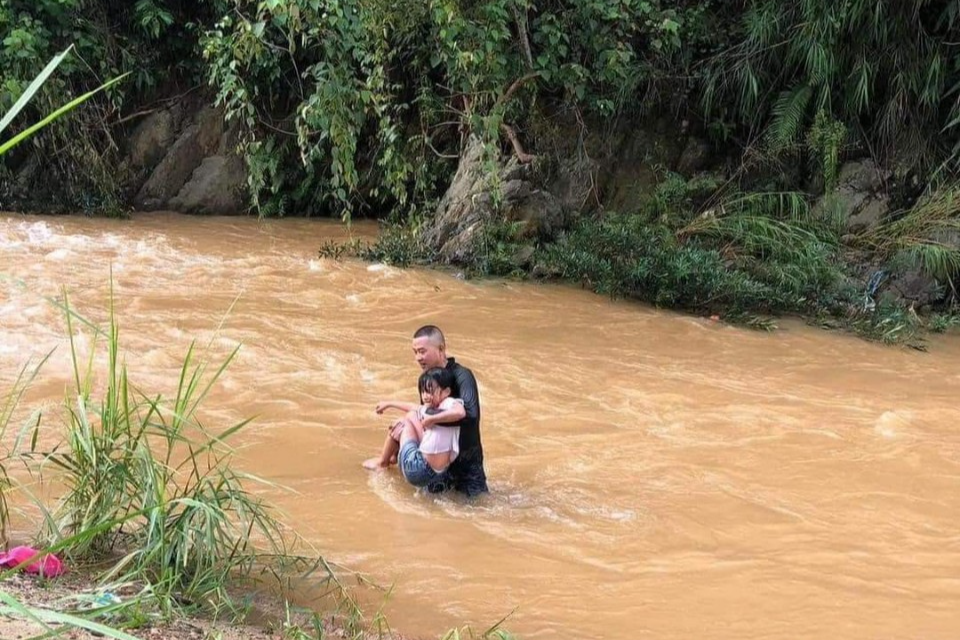 Hạnh động dũng cảm cứu người của 2 thanh niên Yên Bái nhận mưa lời khen. Hạnh động dũng cảm cứu người của 2 thanh niên Yên Bái nhận mưa lời khen.