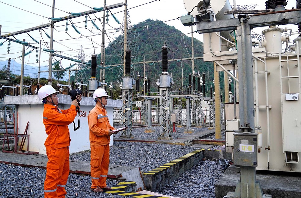Công nhân Đội Quản lý vận hành lưới điện cao thế kiểm tra thiết bị bằng camera nhiệt. Ảnh báo Lai Châu Công nhân Đội Quản lý vận hành lưới điện cao thế kiểm tra thiết bị bằng camera nhiệt. Ảnh báo Lai Châu