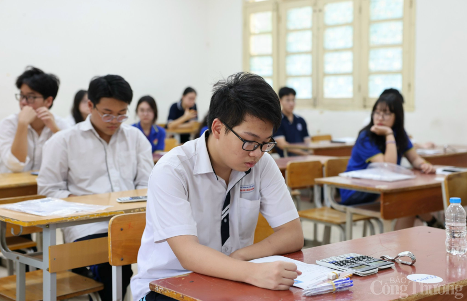 Sở Giáo dục và Đào tạo thông tin về thời điểm duyệt điểm chuẩn bổ sung vào lớp 10 THPT. Sở Giáo dục và Đào tạo thông tin về thời điểm duyệt điểm chuẩn bổ sung vào lớp 10 THPT.