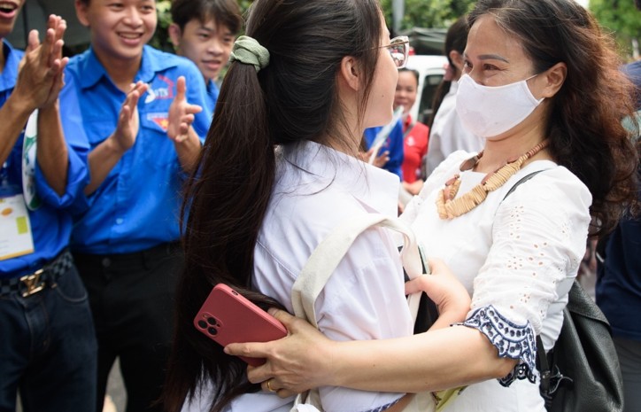 Chùm ảnh: Những khoảnh khắc đọng lại trong ngày đầu kỳ thi tốt nghiệp THPT 2024 tại Hà Nội