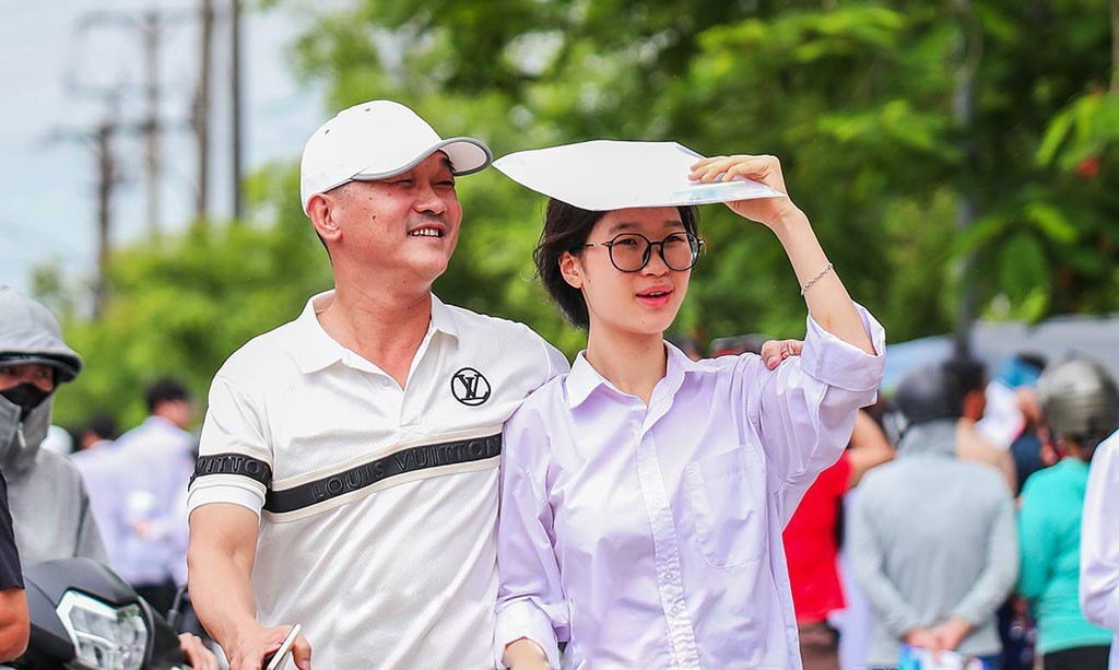hơn 1 triệu thí sinh trên cả nước bước vào làm bài thi tổ hợp hơn 1 triệu thí sinh trên cả nước bước vào làm bài thi tổ hợp