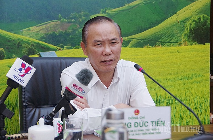 Ông Phùng Đức Tiến - Thứ trưởng Bộ Nông nghiệp và Phát triển nông thôn thôn tin tại buổi họp báo Ông Phùng Đức Tiến - Thứ trưởng Bộ Nông nghiệp và Phát triển nông thôn thôn tin tại buổi họp báo