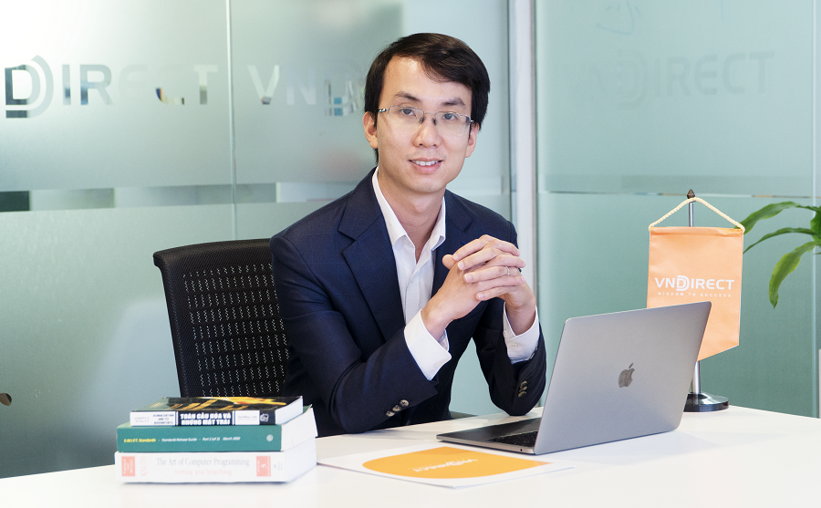 Ông Đinh Quang Hinh, Trưởng Bộ phận Kinh tế vĩ mô và Chiến lược thị trường Công ty cổ phần Chứng khoán VNDirect . Ông Đinh Quang Hinh, Trưởng Bộ phận Kinh tế vĩ mô và Chiến lược thị trường Công ty cổ phần Chứng khoán VNDirect .