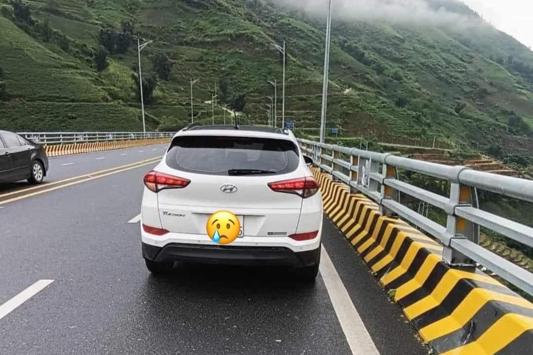 Ô tô biển Hà Nội đang nổ máy, lái xe tử vong dưới chân cầu vào sáng nay. Ô tô biển Hà Nội đang nổ máy, lái xe tử vong dưới chân cầu vào sáng nay.