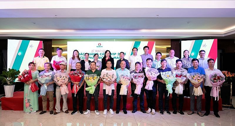 Tại buổi lễ, nhiều khách hàng vui mừng chia sẻ những câu chuyện kinh doanh cùng Phân Bón Cà Mau Tại buổi lễ, nhiều khách hàng vui mừng chia sẻ những câu chuyện kinh doanh cùng Phân Bón Cà Mau