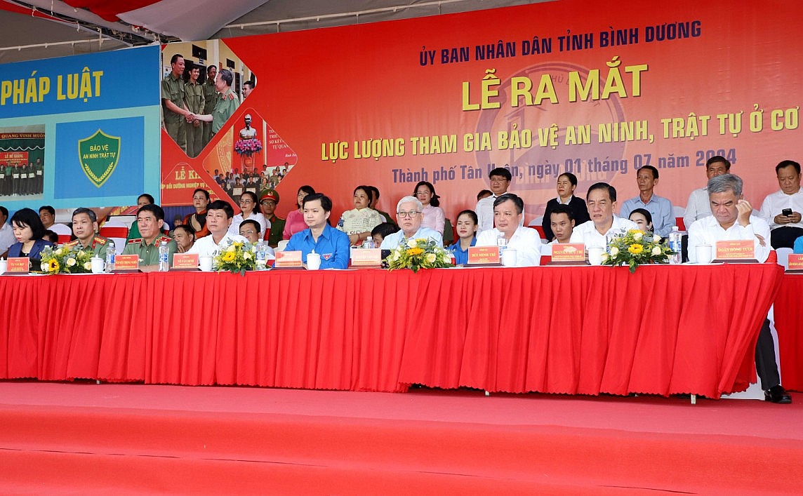 Đồng loạt ra mắt lực lượng tham gia bảo vệ an ninh trật tự ở cơ sở tại Bình Dương