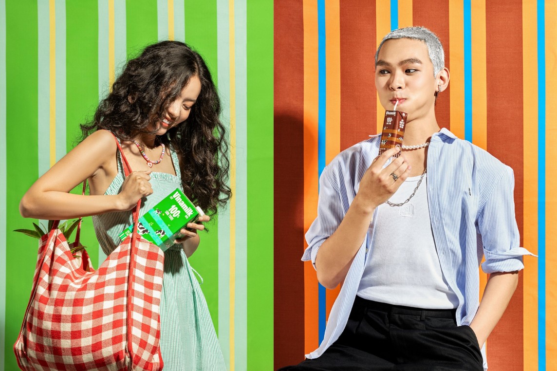 Hình ảnh mới ấn tượng, trẻ trung của Vinamilk sau khi “re-brand” với thông điệp “Táo bạo, tự tin, luôn là chính mình”. Hình ảnh mới ấn tượng, trẻ trung của Vinamilk sau khi “re-brand” với thông điệp “Táo bạo, tự tin, luôn là chính mình”.